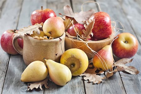 simsearch:400-07932348,k - Ripe pears and apples with dry fall leaves on wooden background. Selective focus. Foto de stock - Super Valor sin royalties y Suscripción, Código: 400-07795846