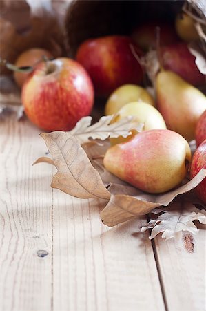 simsearch:400-07932348,k - Ripe pears and apples with dry fall leaves on wooden background. Selective focus. Copyspace background. Foto de stock - Super Valor sin royalties y Suscripción, Código: 400-07795841