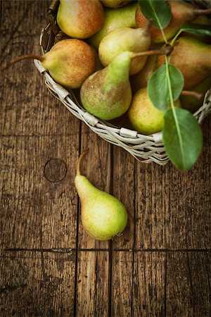 Fruit background. Fresh organic pears on old wood. Pear autumn harvest Stockbilder - Microstock & Abonnement, Bildnummer: 400-07796046