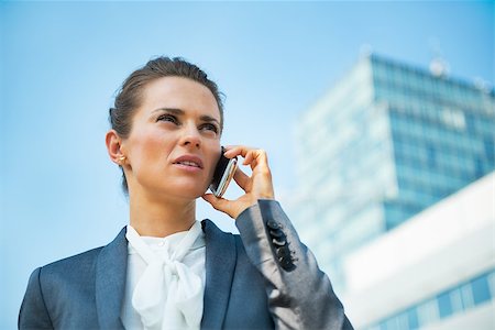 simsearch:400-07106831,k - Business woman talking mobile phone in office district Stockbilder - Microstock & Abonnement, Bildnummer: 400-07796645