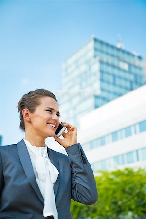 simsearch:400-07106831,k - Smiling business woman talking mobile phone in office district Stockbilder - Microstock & Abonnement, Bildnummer: 400-07796646