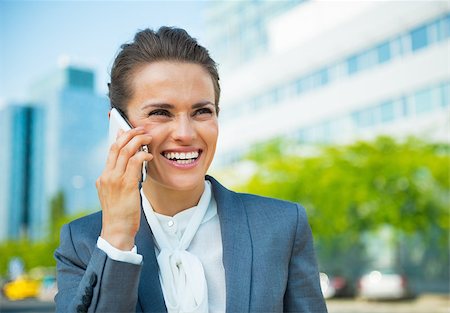 simsearch:400-07106831,k - Smiling business woman talking cell phone in office district Stockbilder - Microstock & Abonnement, Bildnummer: 400-07796642