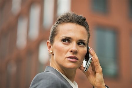 simsearch:400-07106831,k - Portrait of serious business woman talking cell phone in front of office building Stockbilder - Microstock & Abonnement, Bildnummer: 400-07796698