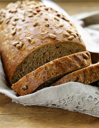 simsearch:400-08504275,k - loaf of rye bread with sunflower seeds Foto de stock - Super Valor sin royalties y Suscripción, Código: 400-07792149