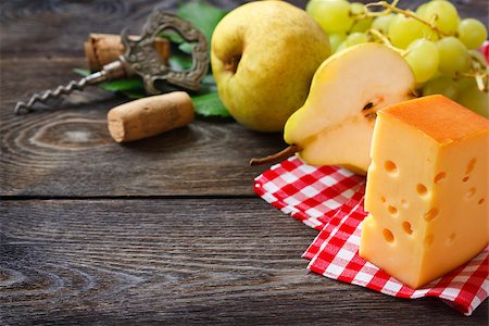 Wine frame background. Cheese and fruit on a wooden board. Photographie de stock - Aubaine LD & Abonnement, Code: 400-07792943