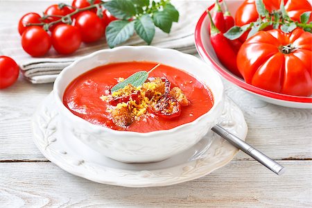 simsearch:400-07092695,k - Delicious roasted tomato soup with cheese and garlic croutons. Fotografie stock - Microstock e Abbonamento, Codice: 400-07792964