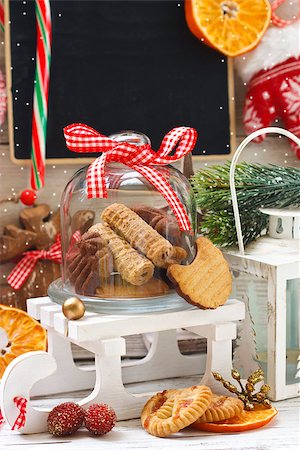 simsearch:400-08131561,k - Christmas cookies in a glass bell jar on a decorative sledge. Stockbilder - Microstock & Abonnement, Bildnummer: 400-07793000