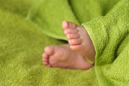 simsearch:400-04737497,k - Close-up of Newborn Baby feet under blanket Stockbilder - Microstock & Abonnement, Bildnummer: 400-07793067
