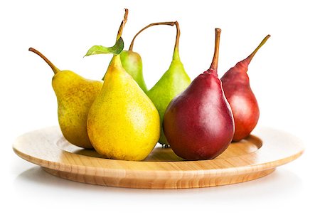 pear with leaves - fresh pears on the wooden plate isolated on white background Foto de stock - Super Valor sin royalties y Suscripción, Código: 400-07793397