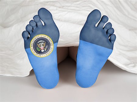 Body under a white sheet, suicide, sleeping, murder or natural death, presidential seal Photographie de stock - Aubaine LD & Abonnement, Code: 400-07793451