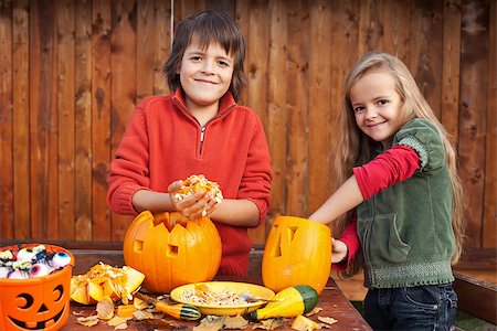simsearch:400-07793720,k - Kids carving their pumpkin jack-o-lanterns - removing the seeds Photographie de stock - Aubaine LD & Abonnement, Code: 400-07793714