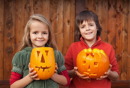 simsearch:400-08319221,k - Kids with freshly carved Halloween pumpkin jack-o-lanterns Photographie de stock - Aubaine LD & Abonnement, Code: 400-07793716
