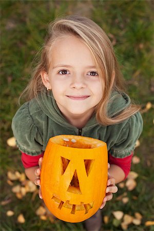 simsearch:400-07793720,k - Autumn portrait with a Halloween pumpkin jack-o-lantern - little girl looking up Photographie de stock - Aubaine LD & Abonnement, Code: 400-07793717