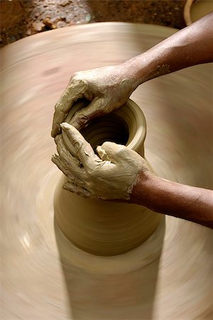 simsearch:841-06343908,k - Skilled Potter making pottery out of wet clay. Foto de stock - Super Valor sin royalties y Suscripción, Código: 400-07793826