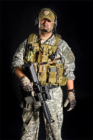 simsearch:640-03258219,k - Soldier of USA army posing with a gun on a black background Photographie de stock - Aubaine LD & Abonnement, Code: 400-07816682