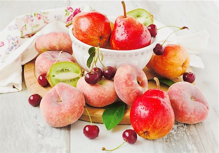 simsearch:400-08705784,k - fresh fruits in a beautiful bowl on a cutting board. health and diet food Foto de stock - Royalty-Free Super Valor e Assinatura, Número: 400-07817296