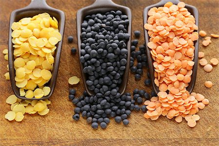 red, yellow and black lentils on a wooden background Foto de stock - Super Valor sin royalties y Suscripción, Código: 400-07817414