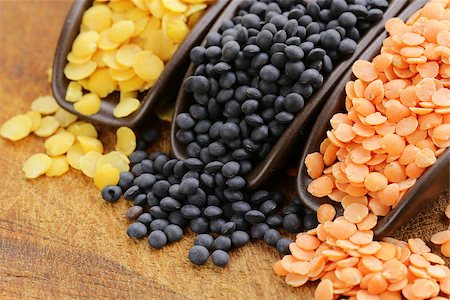 red, yellow and black lentils on a wooden background Foto de stock - Super Valor sin royalties y Suscripción, Código: 400-07817415