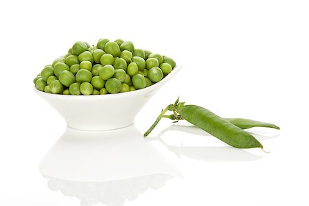 simsearch:400-07822704,k - Green ripe peas in white round bowl isolated. Fresh pea pod next to bowl. Fresh summer healthy cooking. Photographie de stock - Aubaine LD & Abonnement, Code: 400-07817728