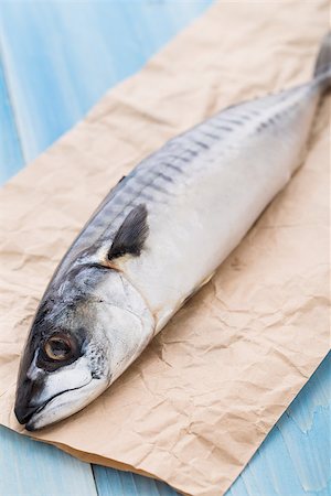 parchment fish - Fresh mackerel fish on a parchment paper Photographie de stock - Aubaine LD & Abonnement, Code: 400-07817767