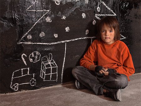 simsearch:400-06875322,k - Poor kid at Christmas time on the street - sitting alone Fotografie stock - Microstock e Abbonamento, Codice: 400-07818002