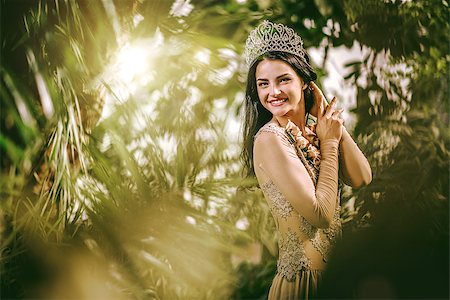 diadème - Elegant smiling lady with tiara on a head posing in a forest Stock Photo - Budget Royalty-Free & Subscription, Code: 400-07818228