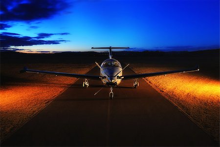 simsearch:400-05001442,k - Single turboprop aircraft on the groun, night Foto de stock - Royalty-Free Super Valor e Assinatura, Número: 400-07818236