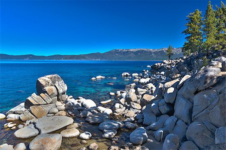sierra - Beautiful Clear Water Shoreline of Lake Tahoe. Foto de stock - Royalty-Free Super Valor e Assinatura, Número: 400-07819067