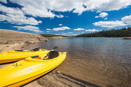 sierra - Pair of Yellow Kayaks on a Beautiful Mountain Lake Shore. Foto de stock - Royalty-Free Super Valor e Assinatura, Número: 400-07819060