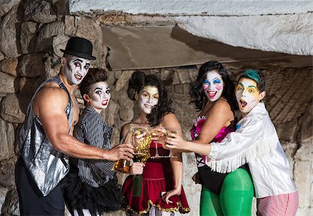 Martini drinking cirque clown ensemble toasting on stage Fotografie stock - Microstock e Abbonamento, Codice: 400-07819378