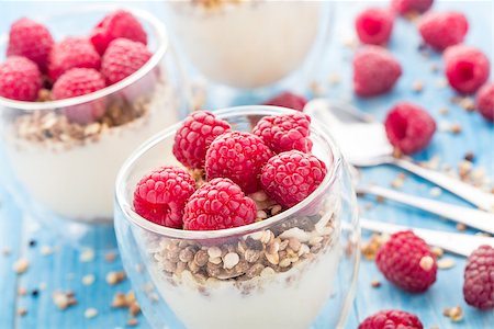 simsearch:400-08554188,k - Breakfast with muesli, yogurt and fresh raspberries Foto de stock - Super Valor sin royalties y Suscripción, Código: 400-07819748