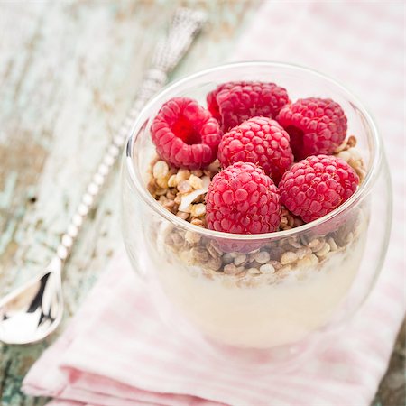 simsearch:400-08554188,k - Breakfast with muesli, yogurt and fresh raspberries Foto de stock - Super Valor sin royalties y Suscripción, Código: 400-07819749