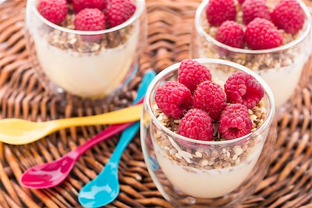 simsearch:400-06761866,k - Breakfast with muesli, yogurt and fresh raspberries Photographie de stock - Aubaine LD & Abonnement, Code: 400-07819758