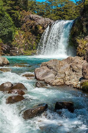 simsearch:400-07756743,k - Small Waterfall in the Tongariro Crossing National Park, New Zealand Foto de stock - Super Valor sin royalties y Suscripción, Código: 400-07824005