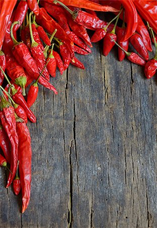 poivre de cayenne - dried red chili pepper on wooden table Photographie de stock - Aubaine LD & Abonnement, Code: 400-07824757