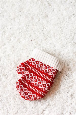 simsearch:400-07824858,k - Christmas decoration with decorative knitted mitten on snow. Stock Photo - Budget Royalty-Free & Subscription, Code: 400-07824831