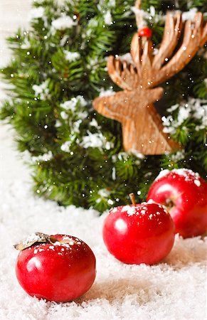 simsearch:400-07824858,k - Christmas decoration with wreath, decorative wooden deer and fresh ripe red aplles on snow. Stock Photo - Budget Royalty-Free & Subscription, Code: 400-07824832