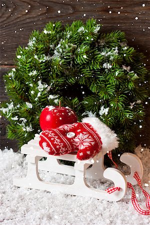 simsearch:400-07824857,k - Christmas decoration with decorative sled and knitted mitten with red winter apples. Foto de stock - Super Valor sin royalties y Suscripción, Código: 400-07824863