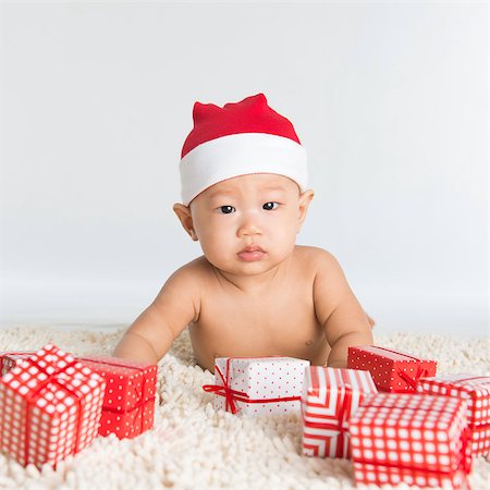 simsearch:400-06557484,k - Asian santa hat baby boy with Christmas present on floor. Stockbilder - Microstock & Abonnement, Bildnummer: 400-07825033