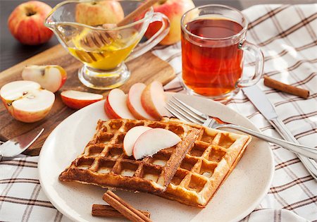 Apple and cinnamon waffles for breakfast Photographie de stock - Aubaine LD & Abonnement, Code: 400-07825264