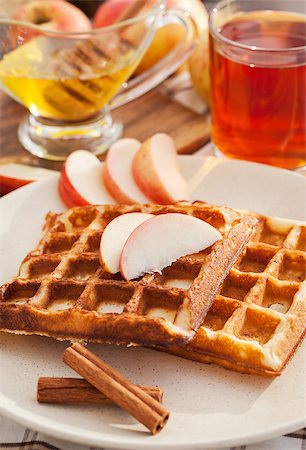 Apple and cinnamon waffles for breakfast Photographie de stock - Aubaine LD & Abonnement, Code: 400-07825262
