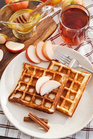 Apple and cinnamon waffles for breakfast Photographie de stock - Aubaine LD & Abonnement, Code: 400-07825263