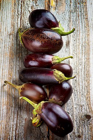 simsearch:400-06857433,k - Fresh Ripe Small Eggplants In a Row on Rustic Wooden background Foto de stock - Super Valor sin royalties y Suscripción, Código: 400-07825320