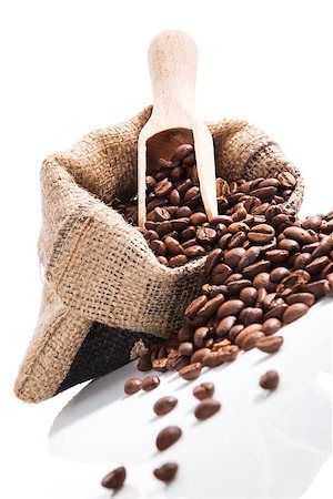 simsearch:659-08904383,k - Fresh aromatic coffee beans in brown sack with wooden spoon isolated on white background. Culinary coffee drinking. Fotografie stock - Microstock e Abbonamento, Codice: 400-07825793