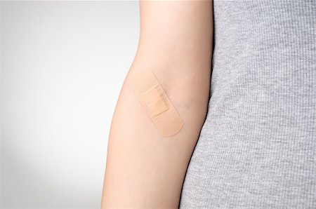 simsearch:400-07669067,k - Female arm with adhesive bandage Fotografie stock - Microstock e Abbonamento, Codice: 400-07825848