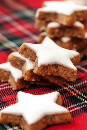 Cinnamon stars stack on checkered background Fotografie stock - Microstock e Abbonamento, Codice: 400-07826344