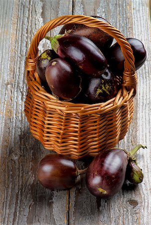 simsearch:400-06857433,k - Fresh Ripe Small Eggplants In Wicker Basket on Rustic Wooden background Foto de stock - Super Valor sin royalties y Suscripción, Código: 400-07826370