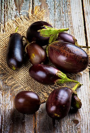 simsearch:400-06485810,k - Heap of Fresh Ripe Small Eggplants on Sackcloth on Rustic Wooden background Fotografie stock - Microstock e Abbonamento, Codice: 400-07826864
