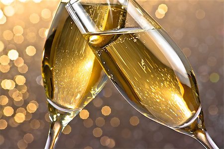 detail of a champagne flutes with golden bubbles make cheers on light bokeh background Fotografie stock - Microstock e Abbonamento, Codice: 400-07827343