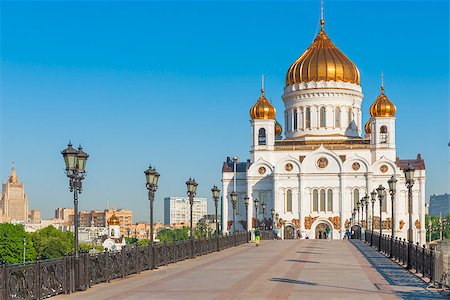 simsearch:400-07772697,k - pedestrian bridge leading to the Christ the Savior Cathedral in Moscow Foto de stock - Super Valor sin royalties y Suscripción, Código: 400-07827822